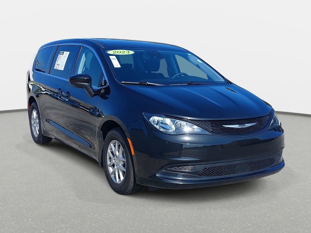 Used 2023 Chrysler Voyager LX image 3