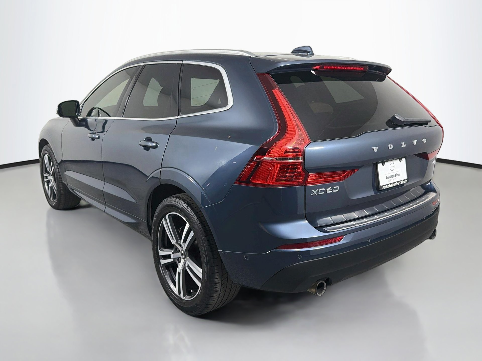 Used 2018 Volvo XC60 T5 Momentum w/ Convenience Package AWD/4WD image 8