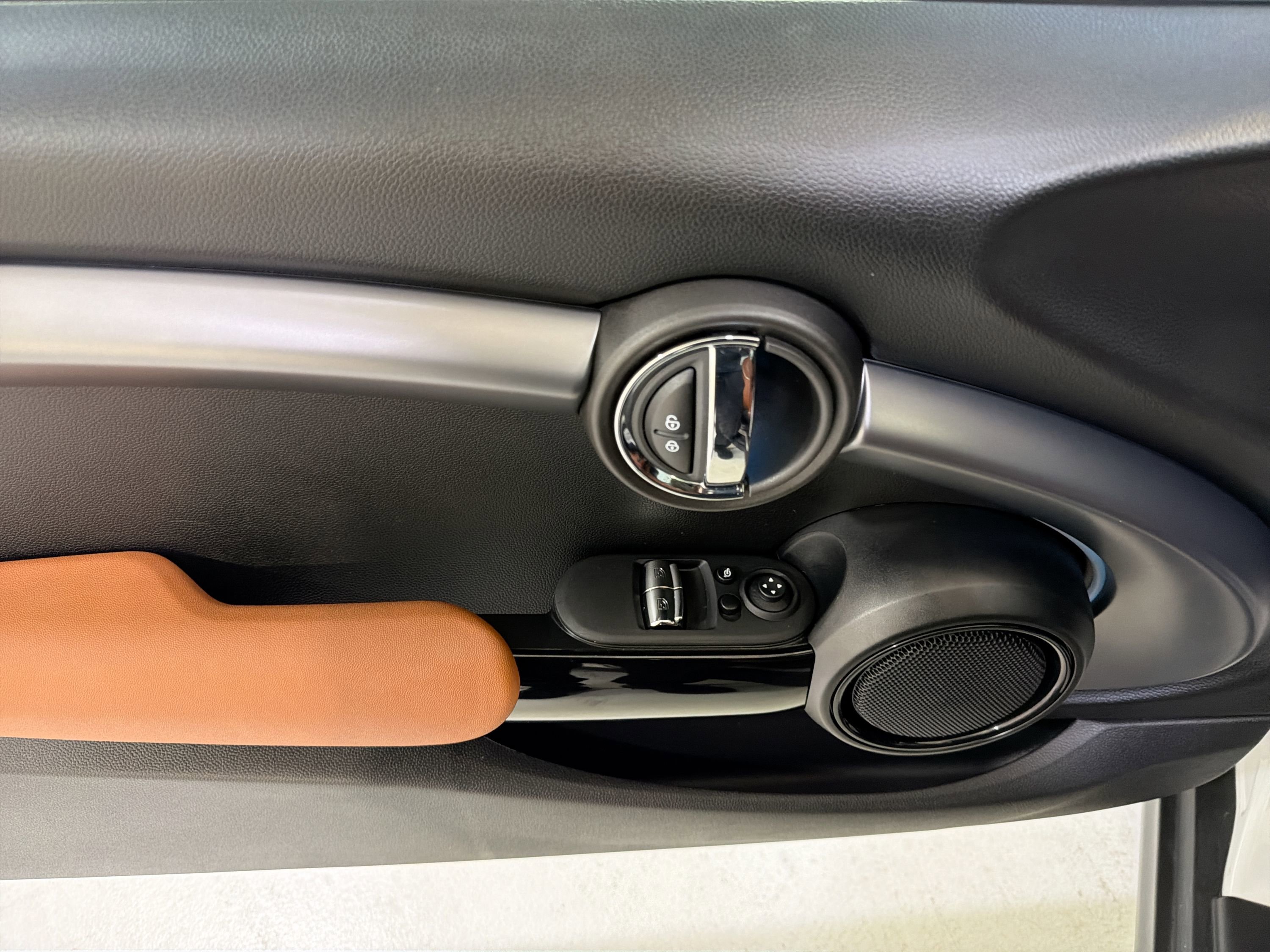 Used 2024 MINI Cooper 2-Door Hardtop w/ Signature Upholstery Package FWD image 12
