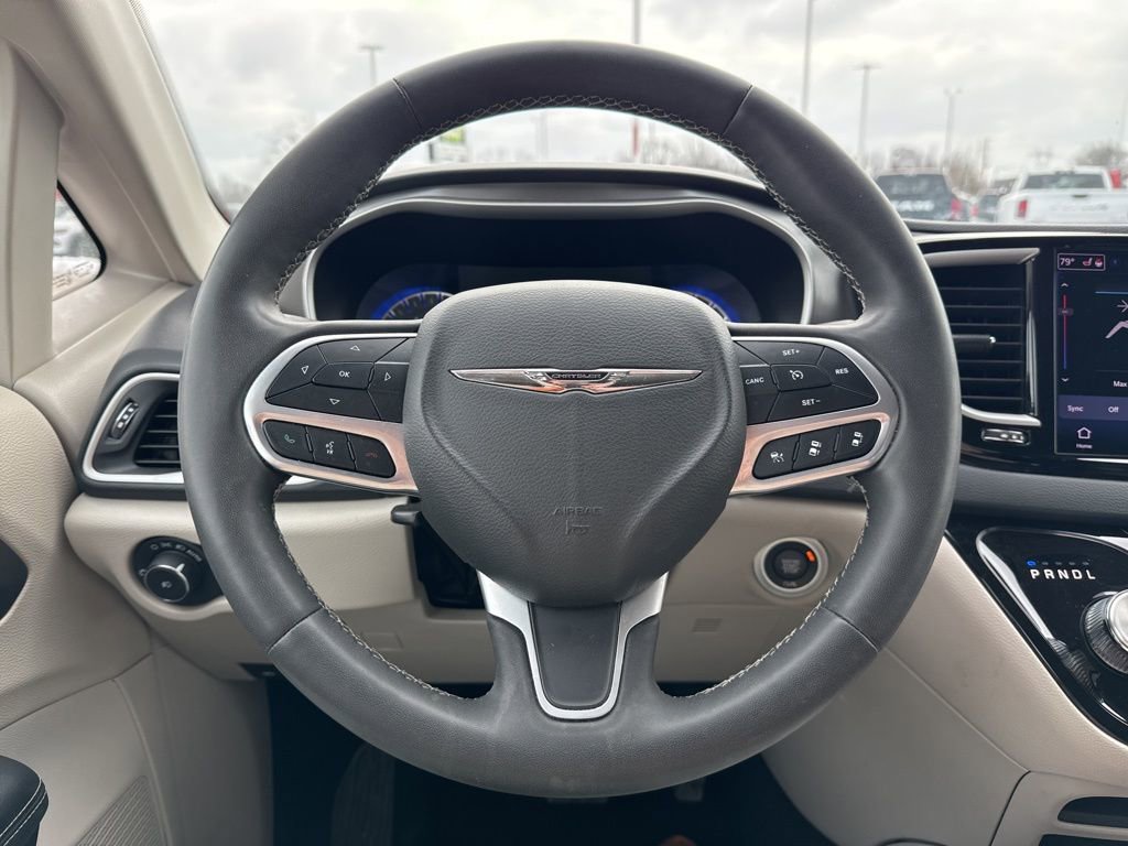 Used 2023 Chrysler Pacifica Touring-L image 14