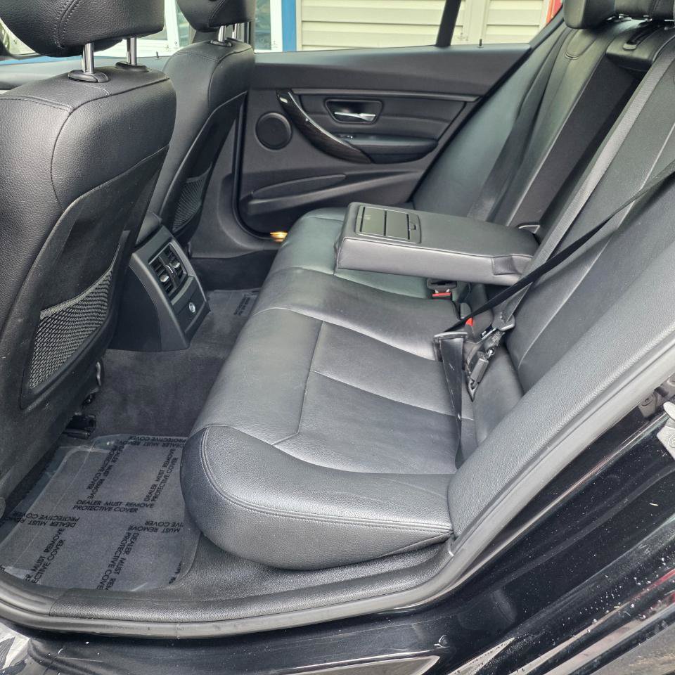 Used 2017 BMW 320i xDrive Sedan AWD/4WD image 28