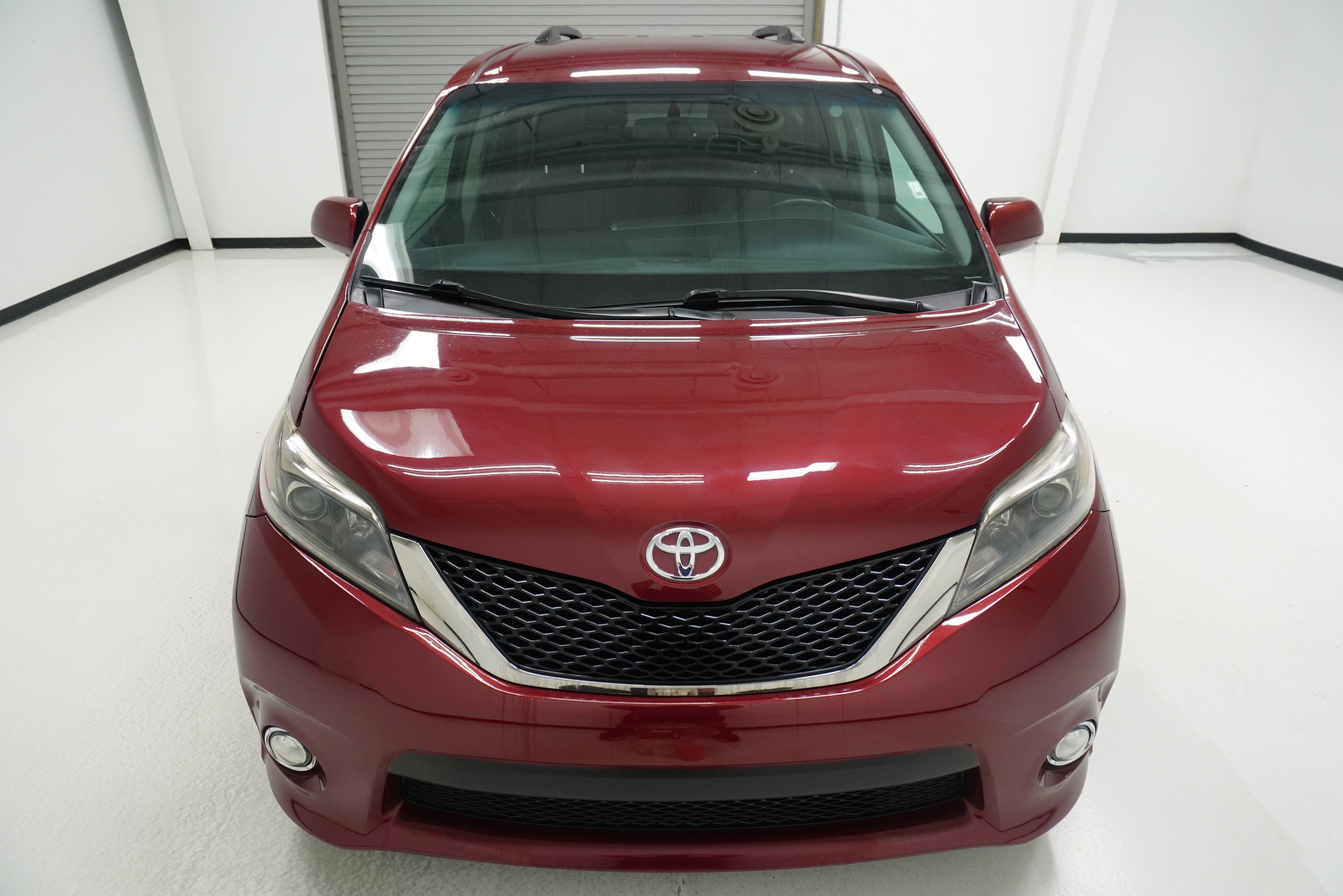 Used 2016 Toyota Sienna SE FWD image 2