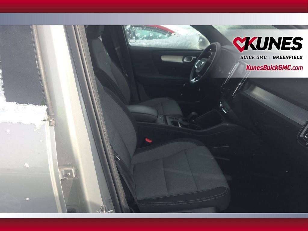 Used 2024 Volvo XC40 B5 Core image 15