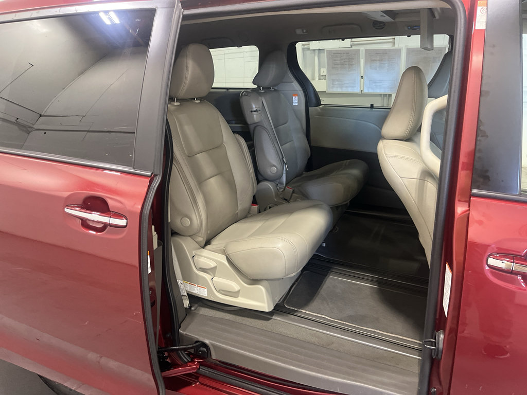 Used 2020 Toyota Sienna XLE Premium w/ Carpet Mat Package FWD image 22