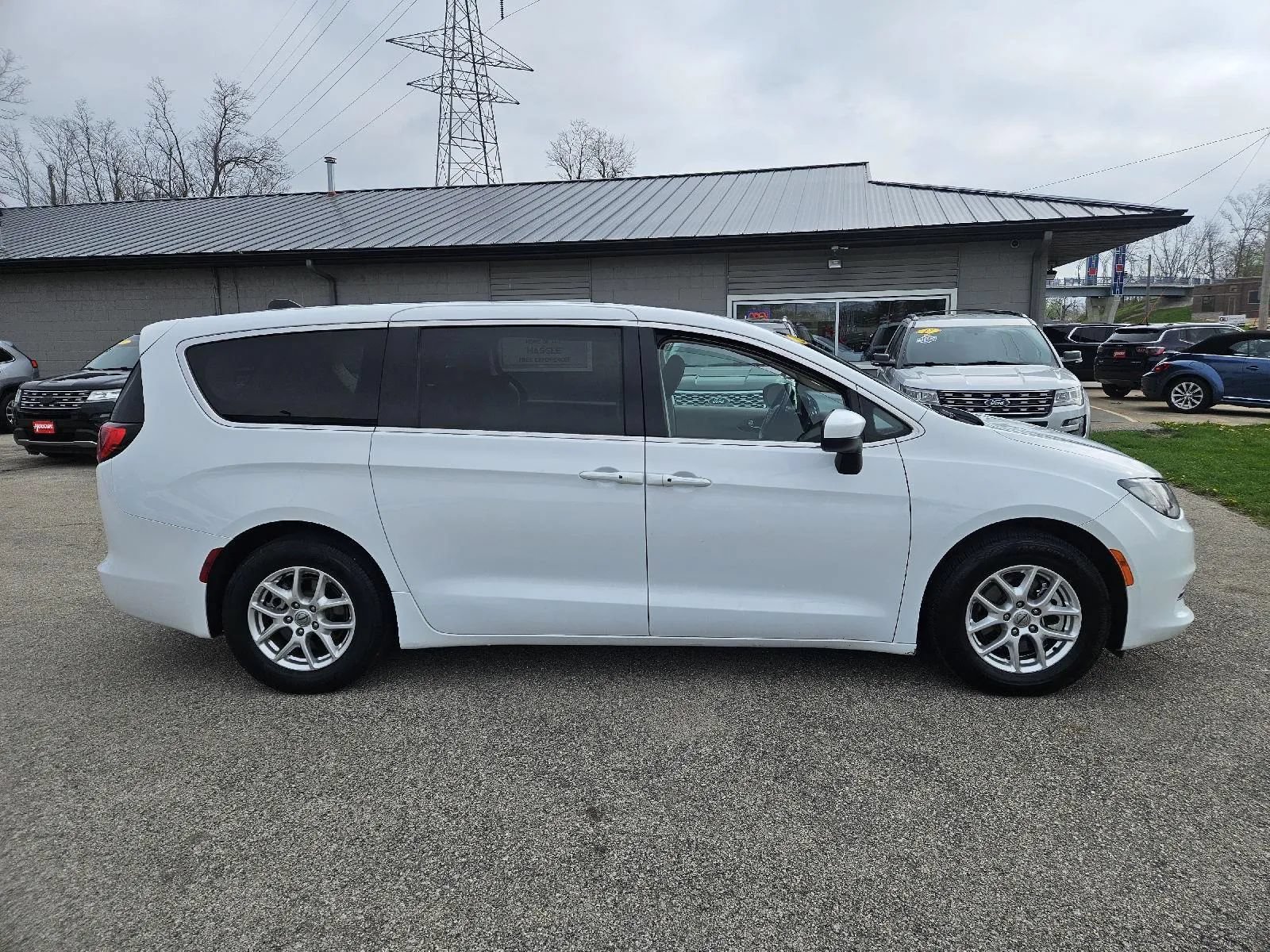 Used 2022 Chrysler Voyager LX FWD image 5
