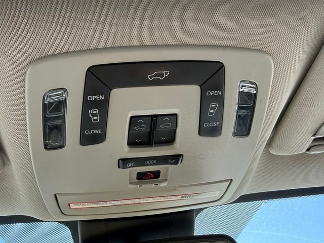 Used 2021 Toyota Sienna XLE FWD image 22