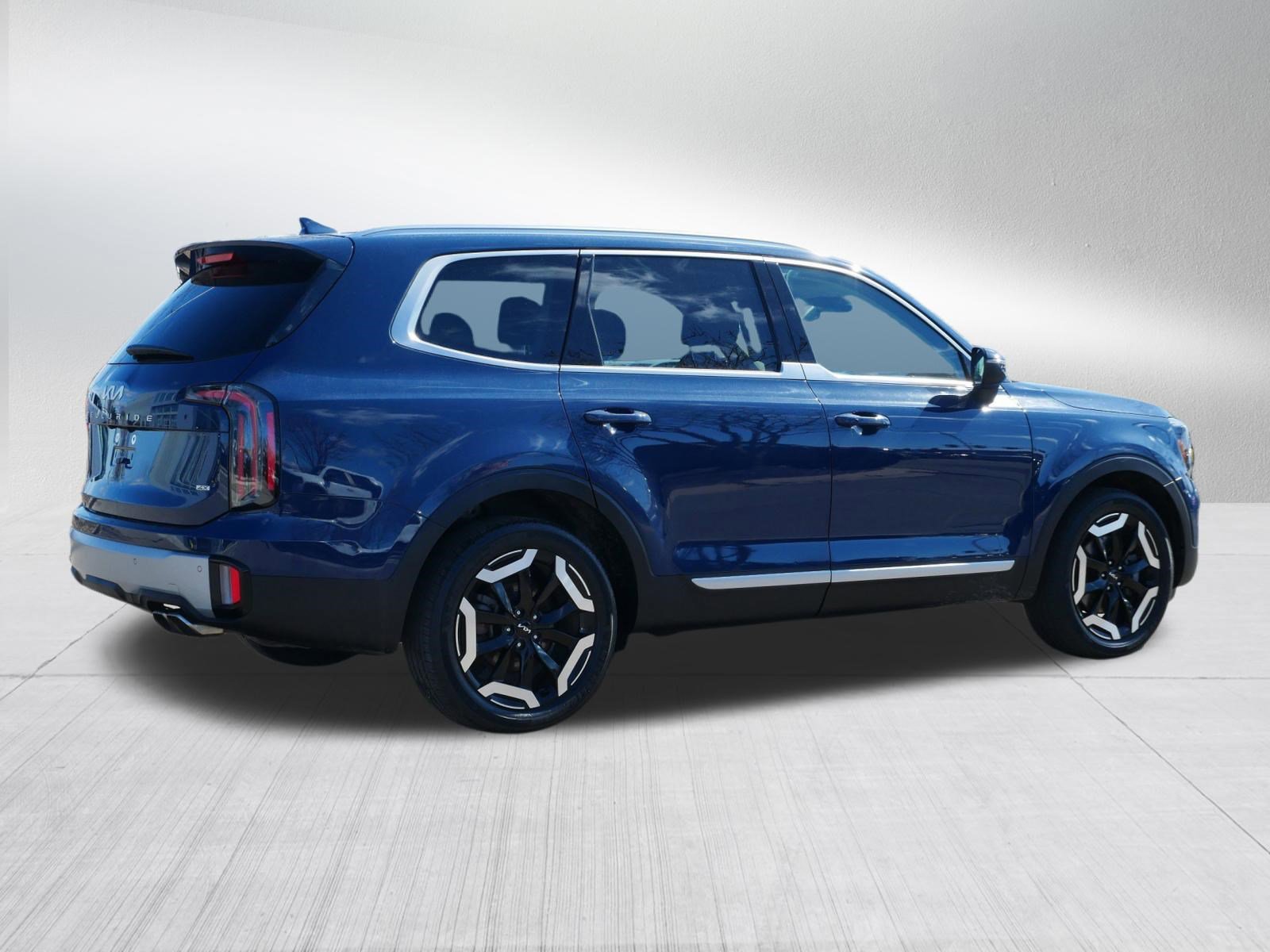 Used 2023 Kia Telluride EX w/ EX Captain's Chair Package image 7