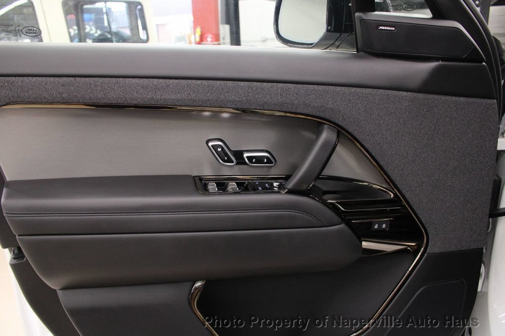 Used 2025 Land Rover Range Rover Sport SE AWD/4WD image 10