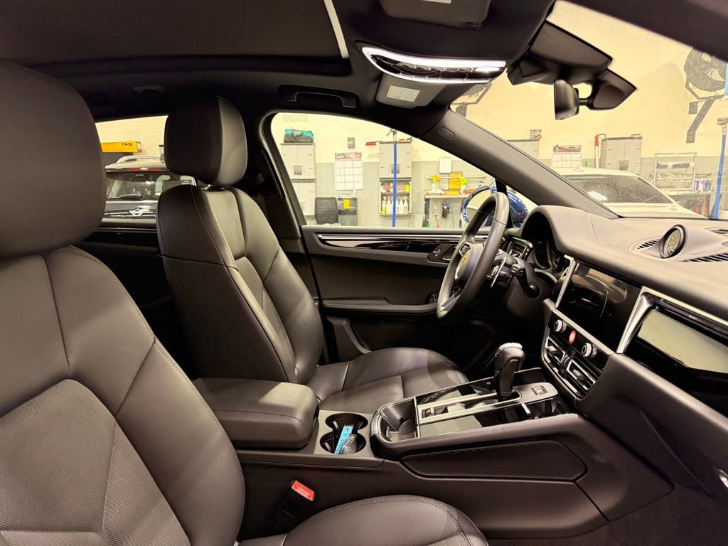 Used 2022 Porsche Macan w/ Premium Package image 29