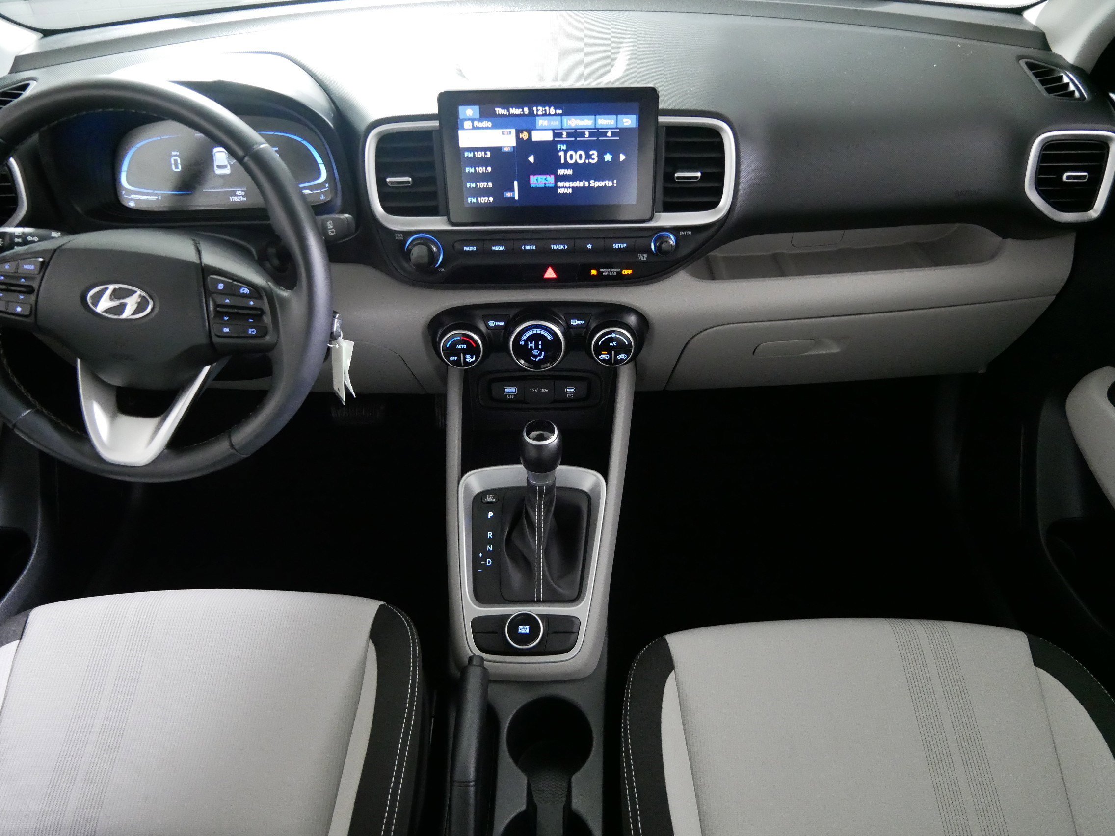 Used 2023 Hyundai Venue SEL image 10