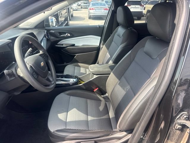 Used 2025 Chevrolet Trax LT FWD image 12