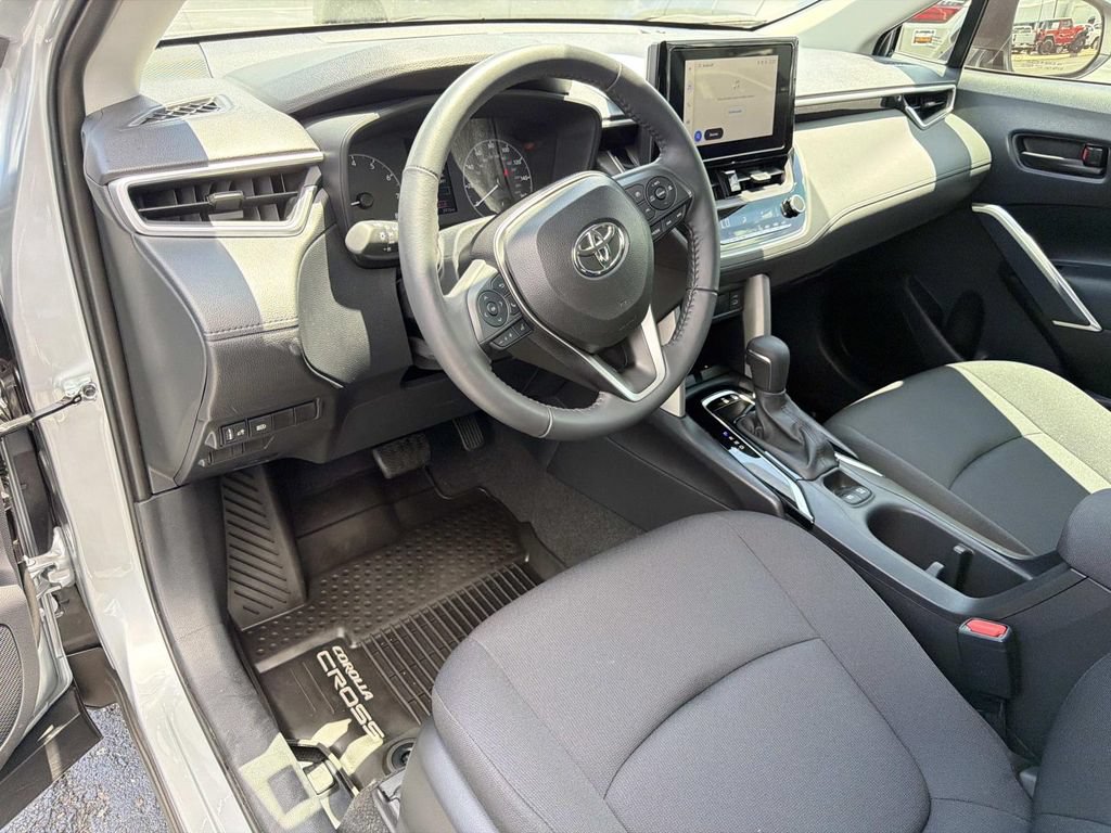 Used 2024 Toyota Corolla Cross LE FWD image 31