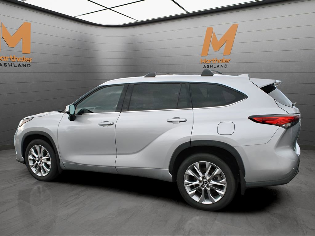 Used 2023 Toyota Highlander Limited image 2