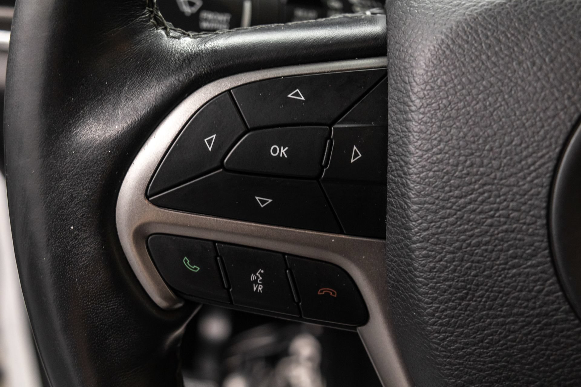 Used 2019 Jeep Grand Cherokee Overland AWD/4WD image 15