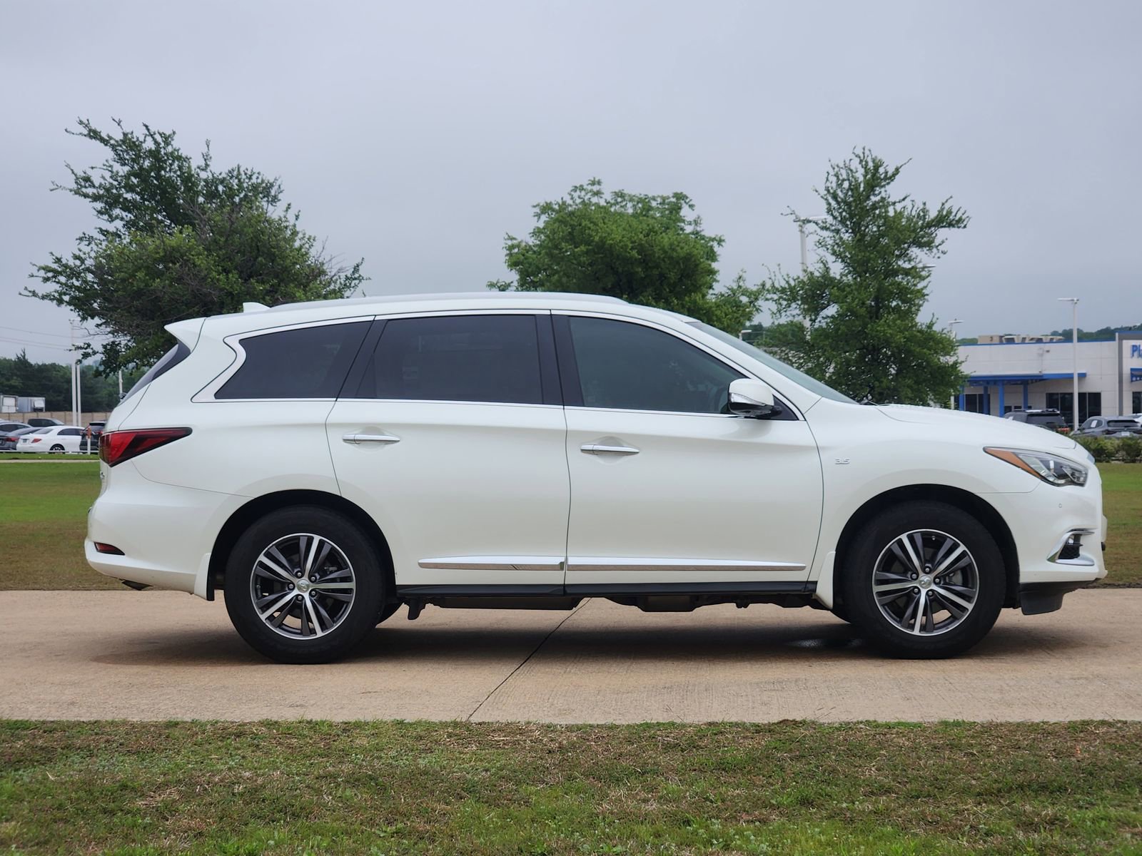 Used 2019 INFINITI QX60 Luxe w/ Essential Package FWD image 7