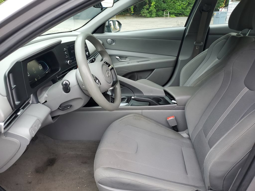 Used 2025 Hyundai Elantra SE FWD image 16