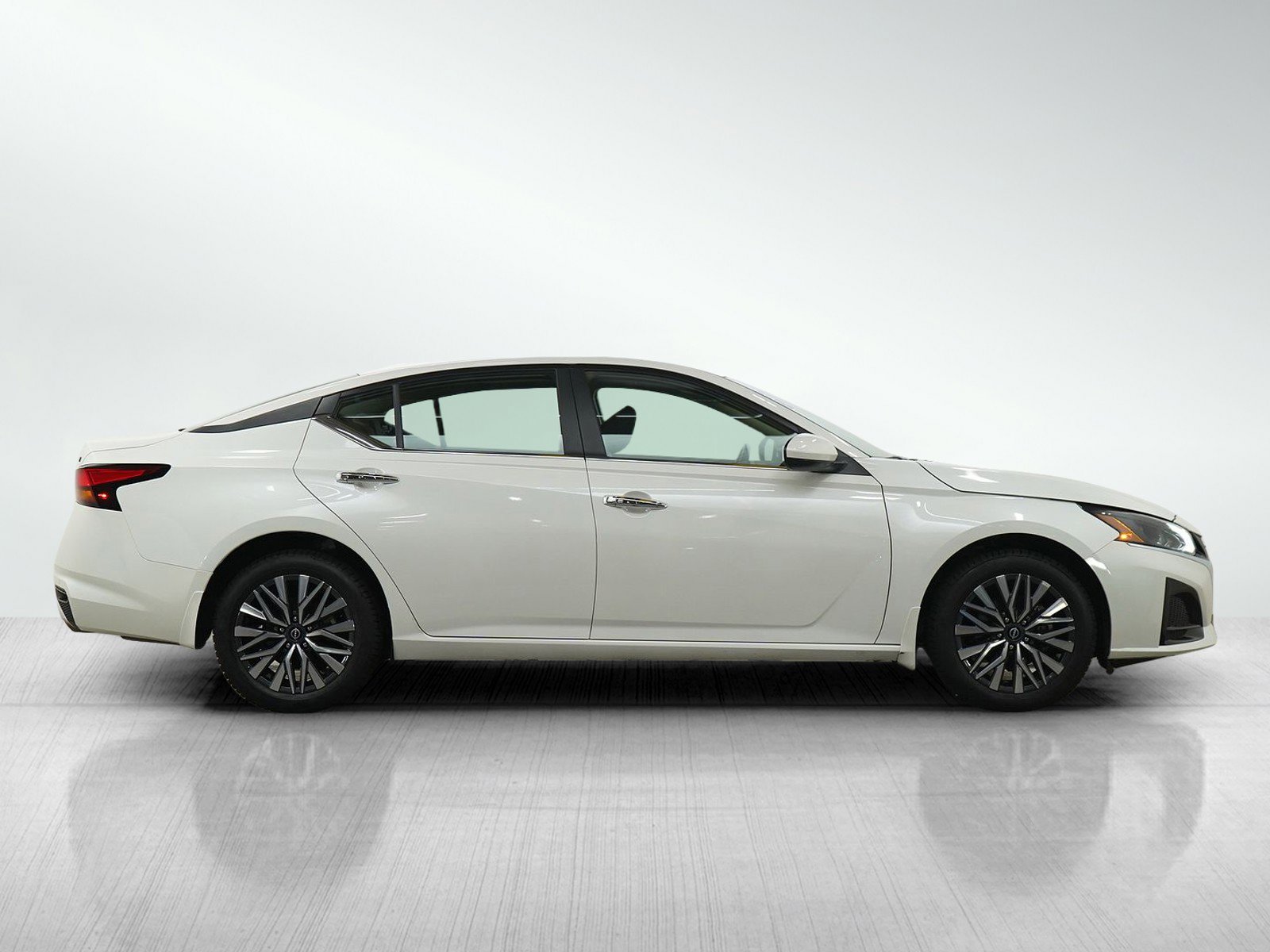 Used 2023 Nissan Altima 2.5 SV w/ SV Premium Package AWD/4WD image 6