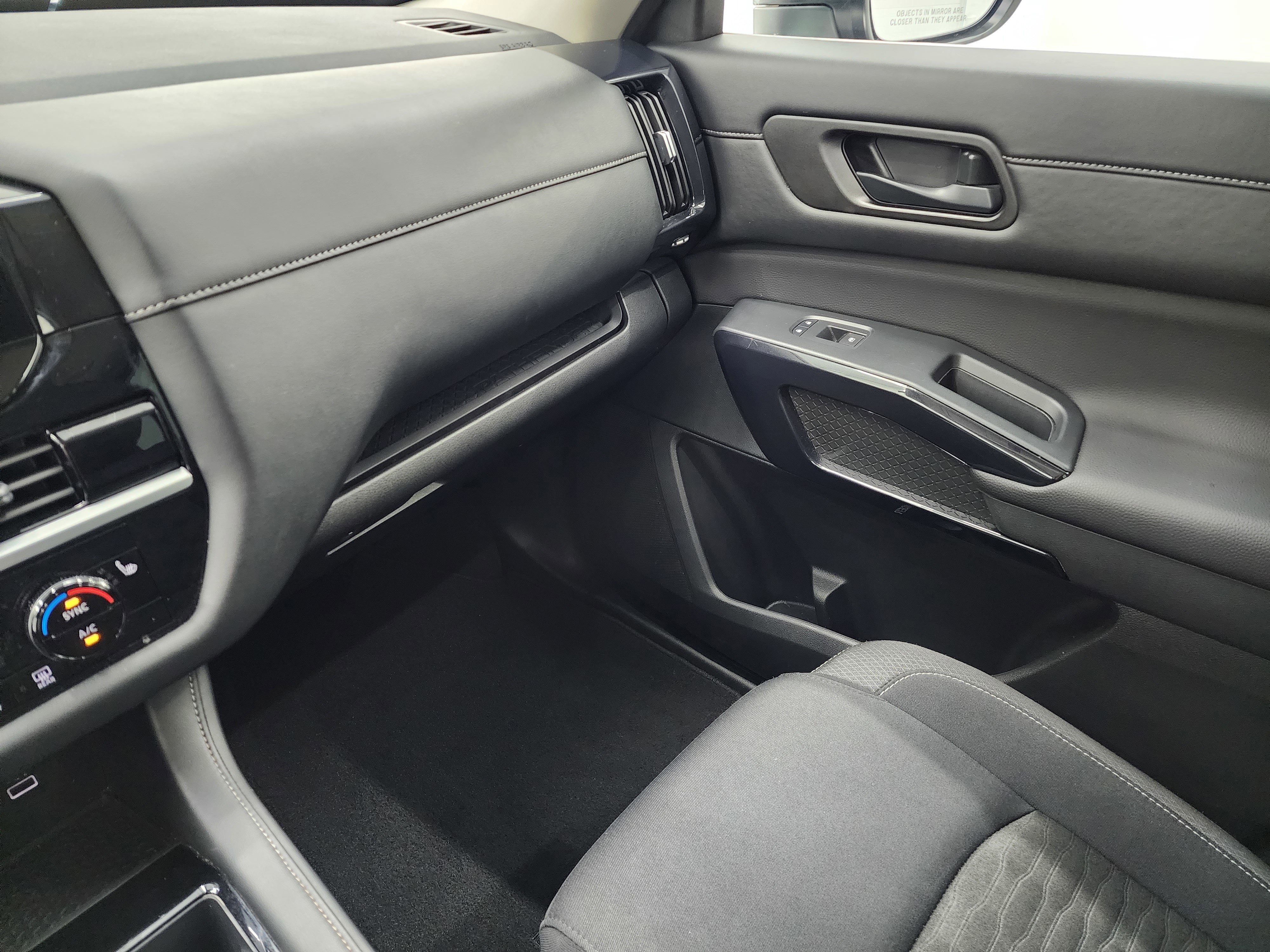 Used 2025 Nissan Pathfinder SV image 13