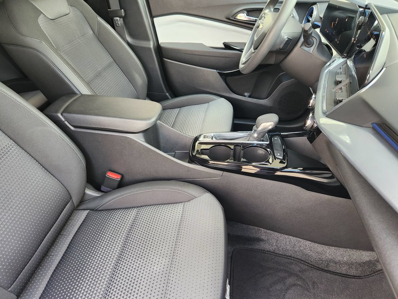 Used 2024 Chevrolet Trax LT FWD image 13