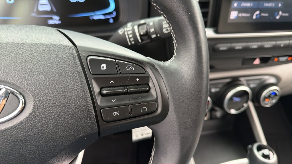 Used 2023 Hyundai Venue SEL FWD image 25
