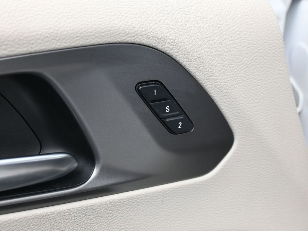 Used 2023 Chrysler Pacifica Touring-L image 17