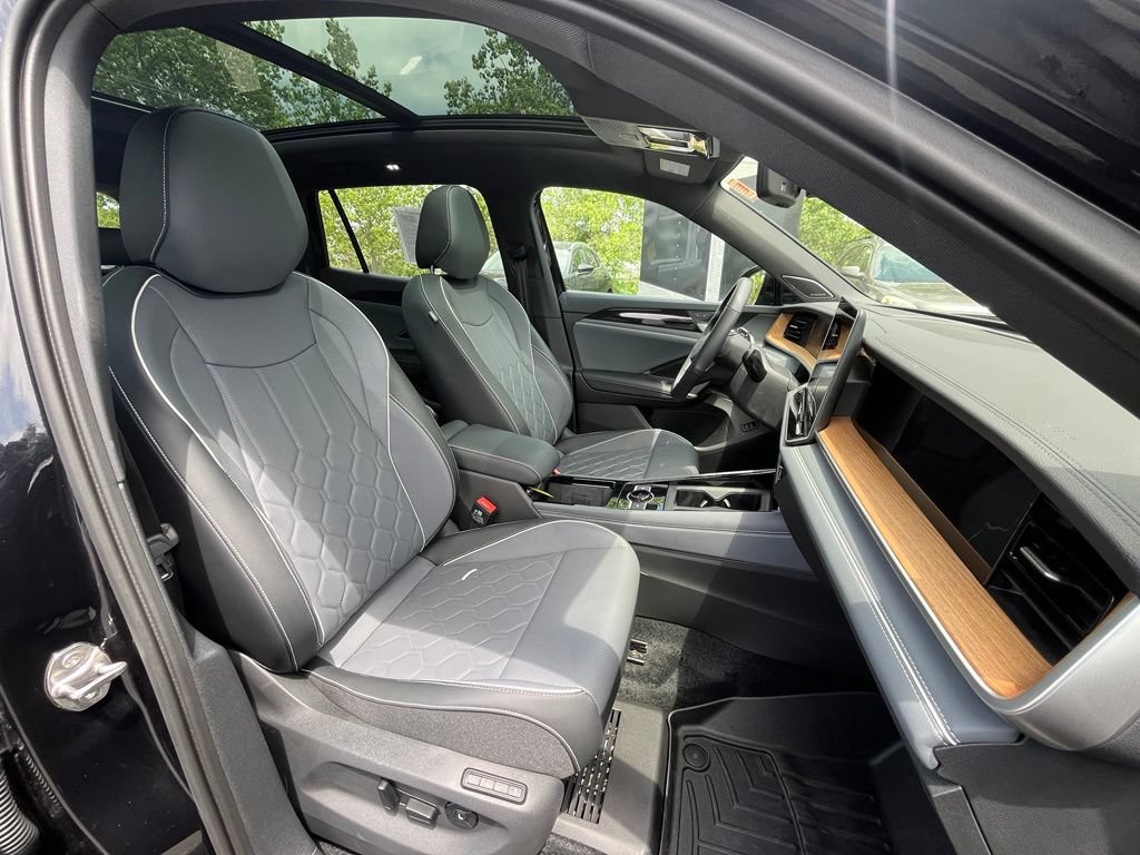 Certified 2025 Volkswagen Tiguan SEL R-Line AWD/4WD image 12