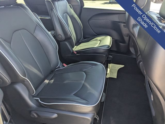 Used 2025 Chrysler Pacifica Premium FWD image 16