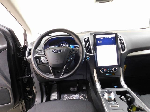 Used 2024 Ford Edge SE w/ Black Appearance Package image 7