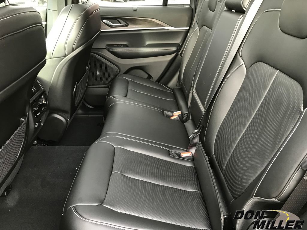 New 2025 Jeep Grand Cherokee Limited w/ Luxury Tech Group II image 30