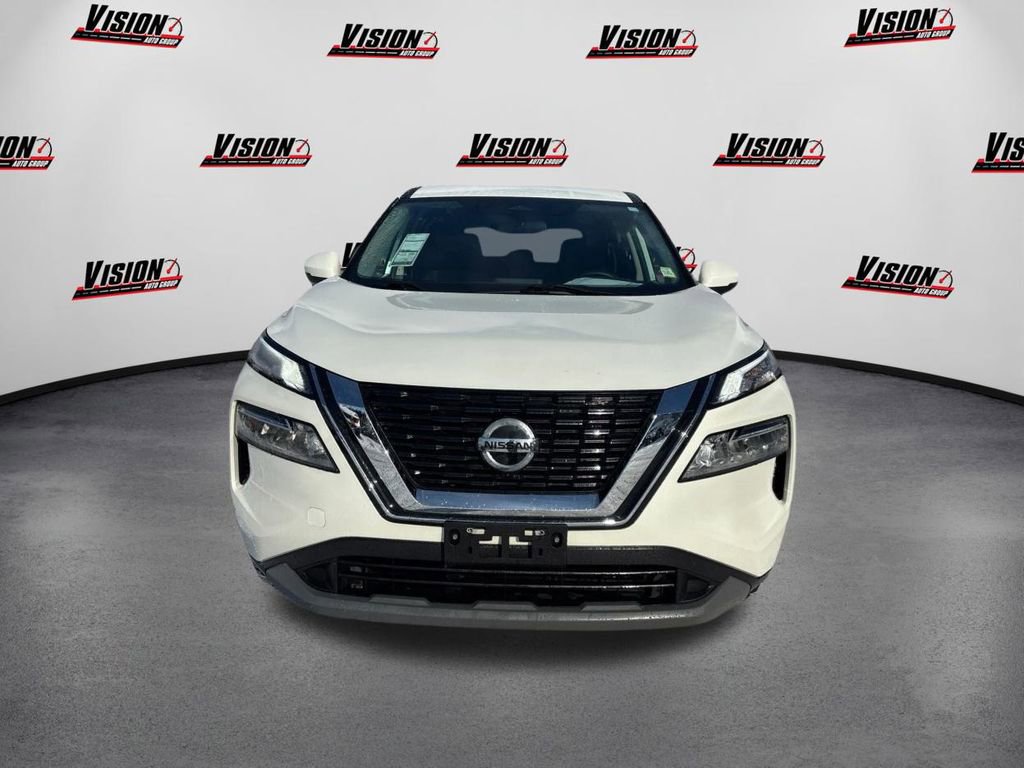 Used 2021 Nissan Rogue SV image 2
