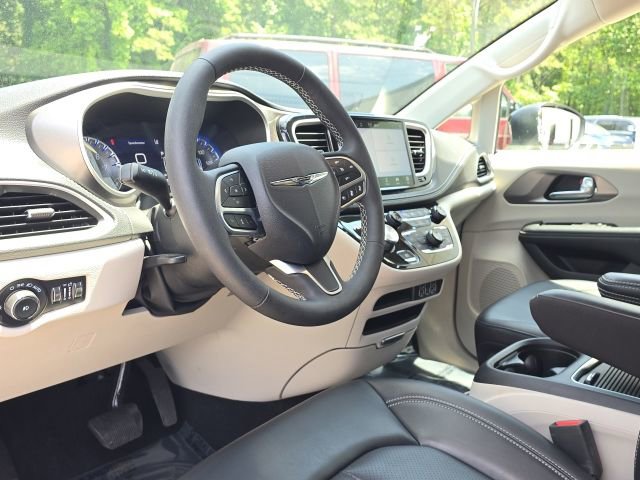 Used 2023 Chrysler Pacifica Touring-L FWD image 23