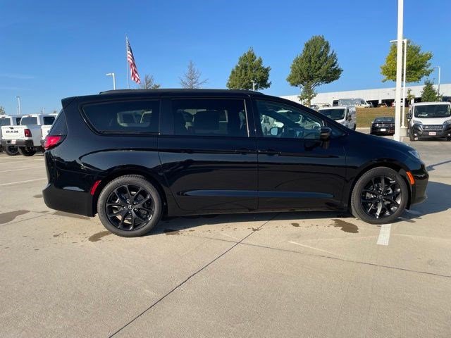 New 2026 Chrysler Pacifica Limited w/ S Appearance Package image 5