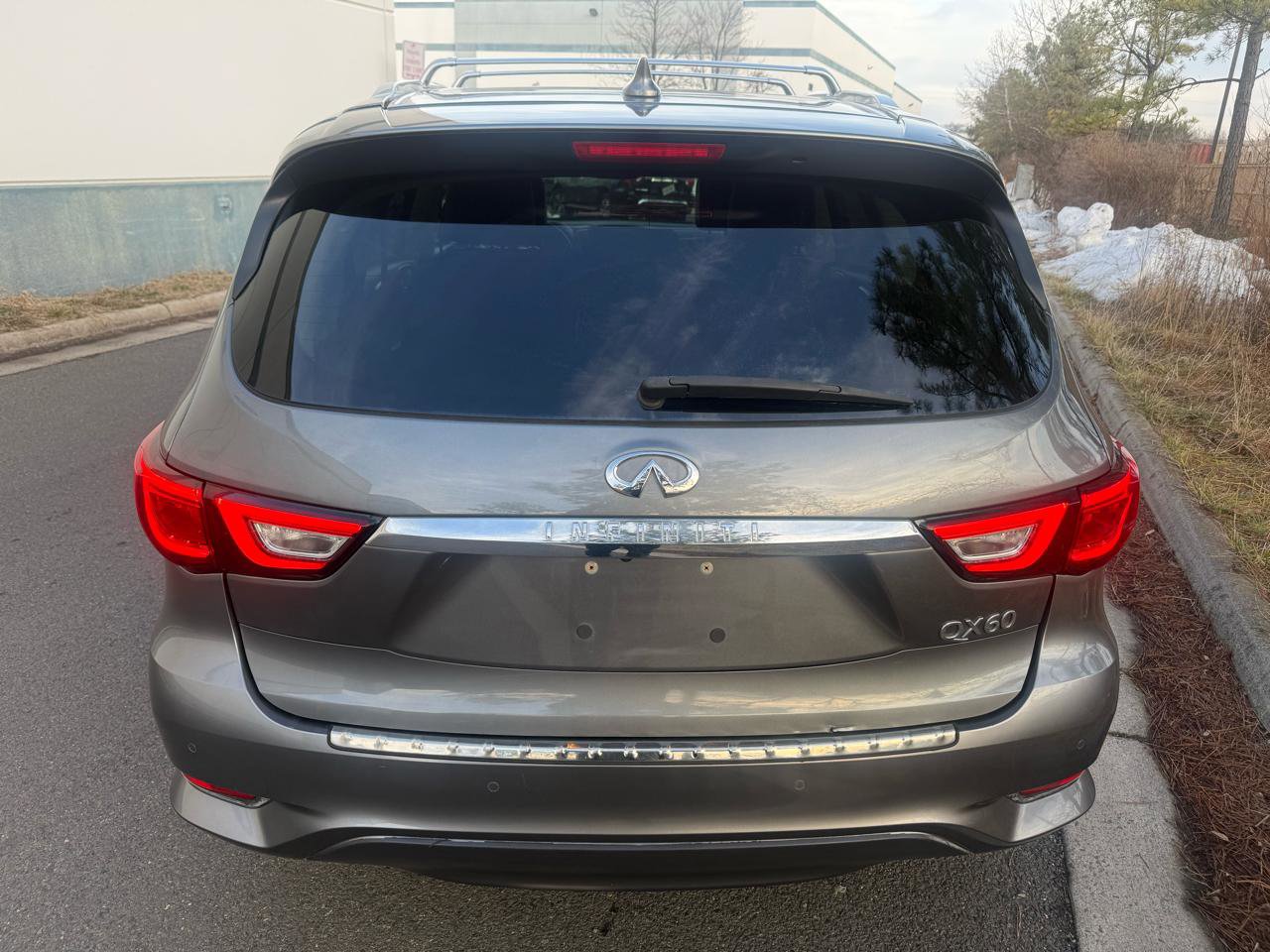Used 2017 INFINITI QX60 Luxe w/ Deluxe Technology Package image 10