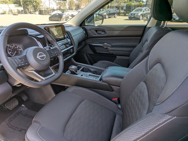 Used 2024 Nissan Pathfinder SV image 14