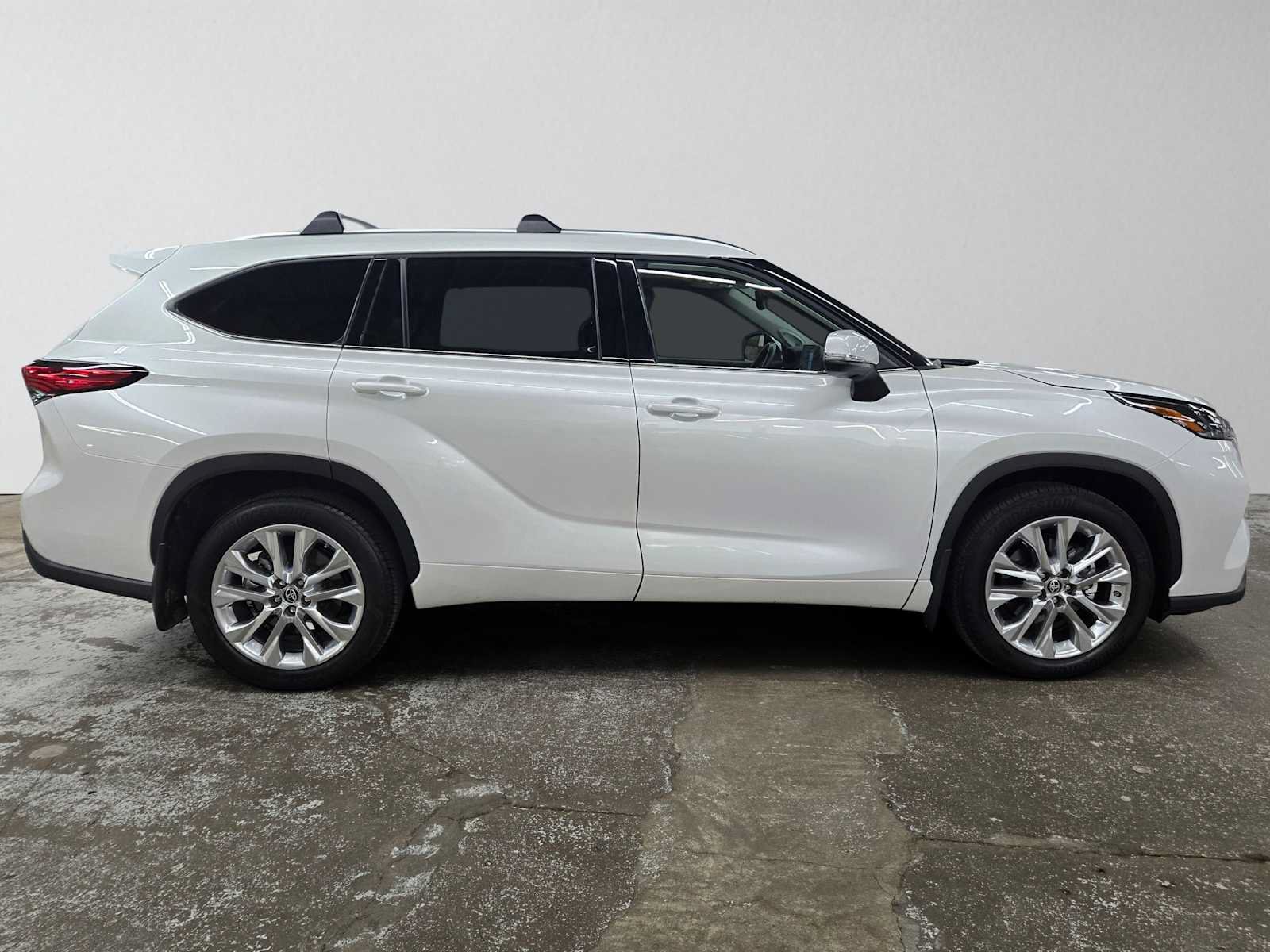 Used 2022 Toyota Highlander Limited AWD/4WD image 2