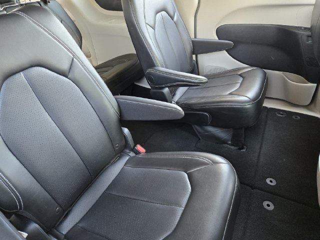 Used 2024 Chrysler Pacifica Touring-L FWD image 28