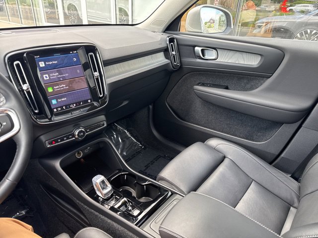 Certified 2025 Volvo XC40 B5 Plus AWD/4WD image 21