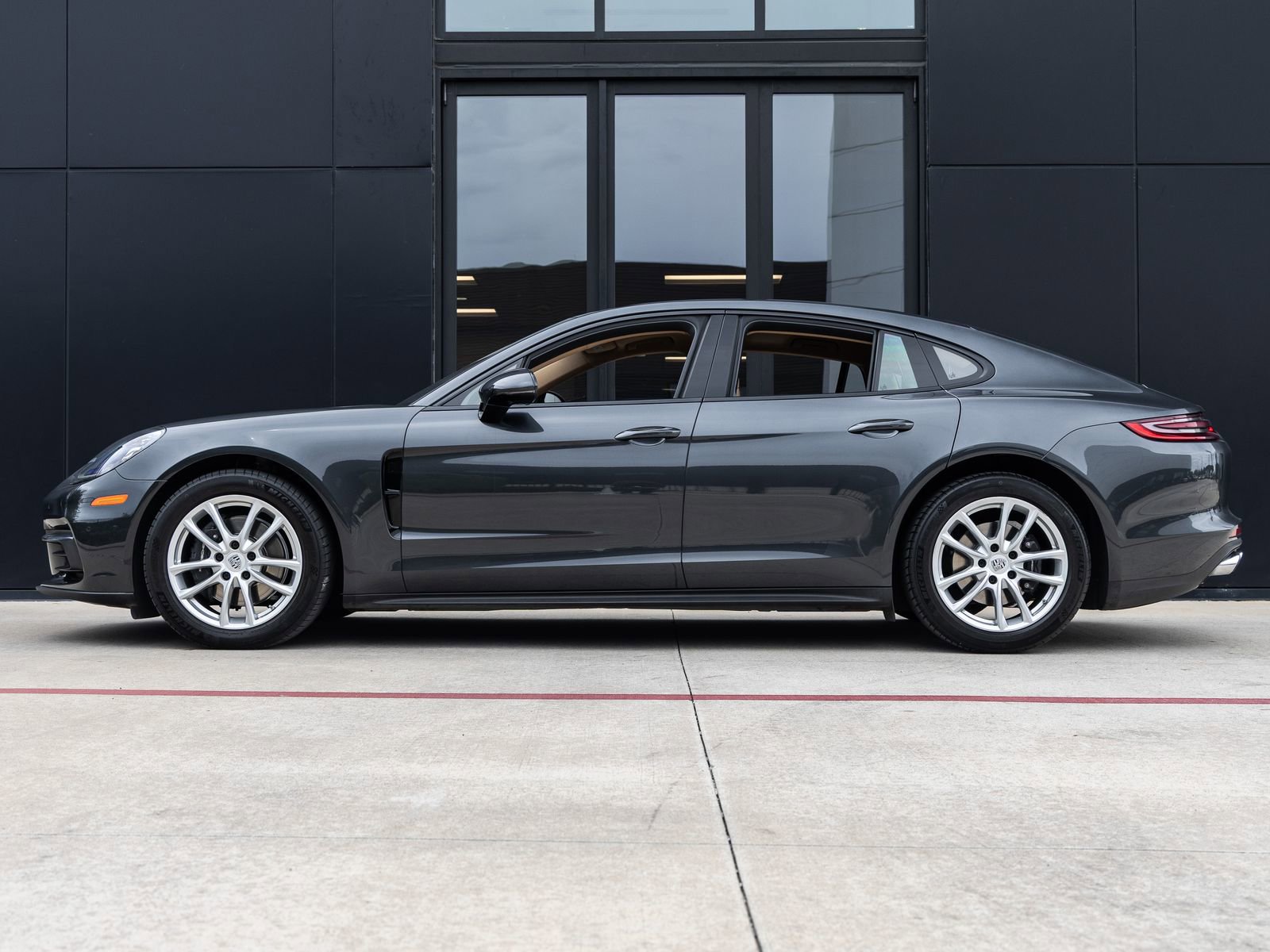 Certified 2018 Porsche Panamera image 2