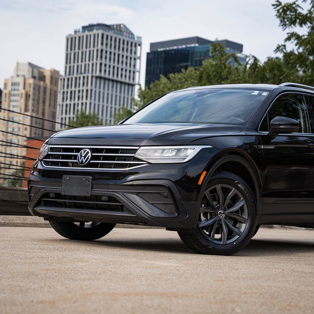 Certified 2023 Volkswagen Tiguan SE FWD image 2