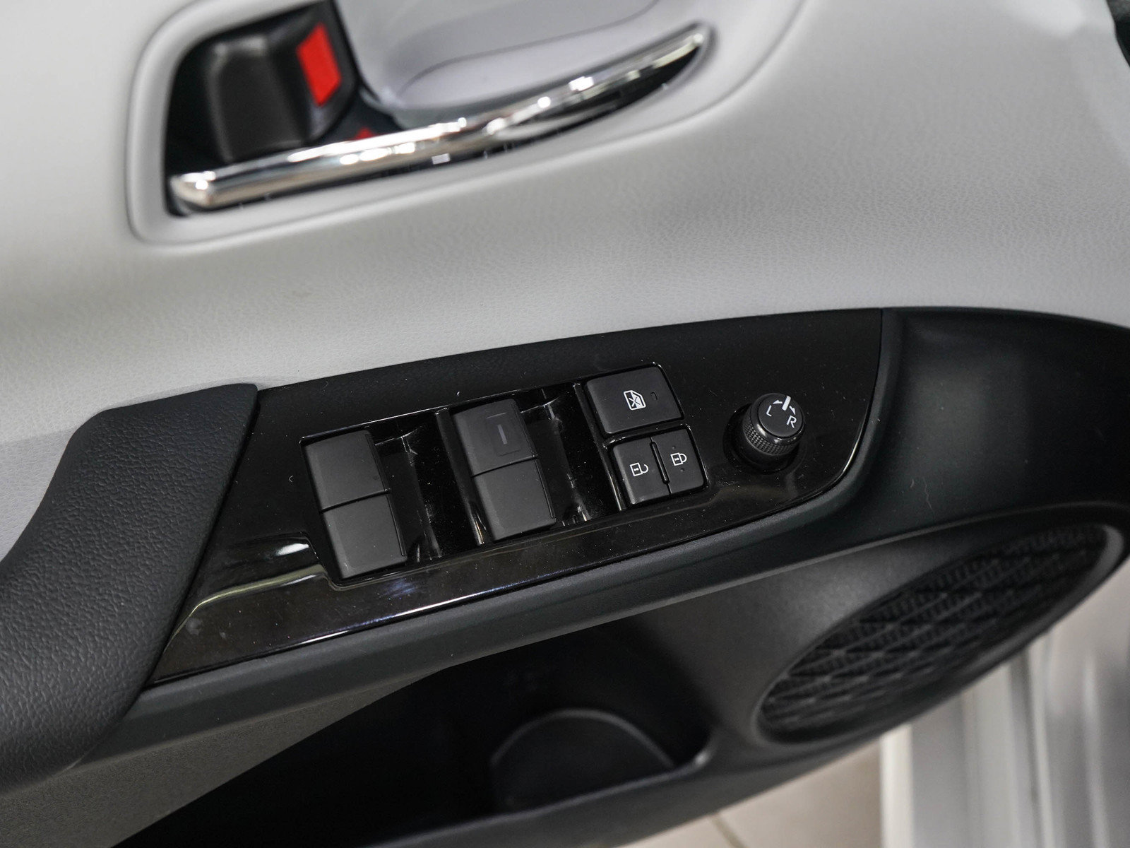 Used 2021 Toyota Prius LE FWD image 19