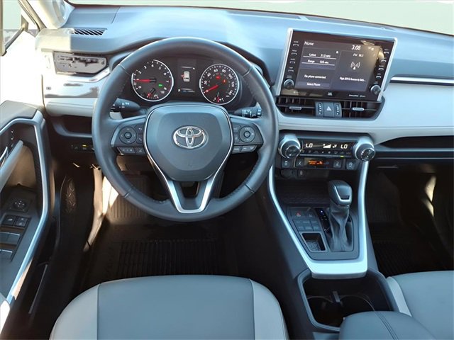 Used 2022 Toyota RAV4 XLE Premium image 8