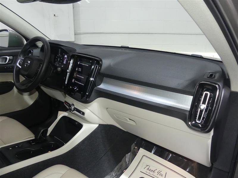 Used 2022 Volvo XC40 T5 Momentum image 25