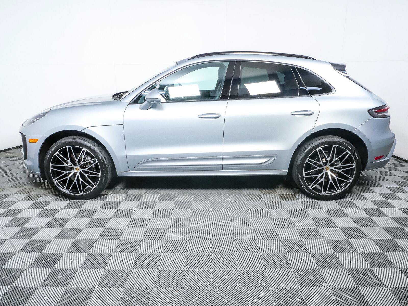 Certified 2025 Porsche Macan Turbo AWD/4WD image 2