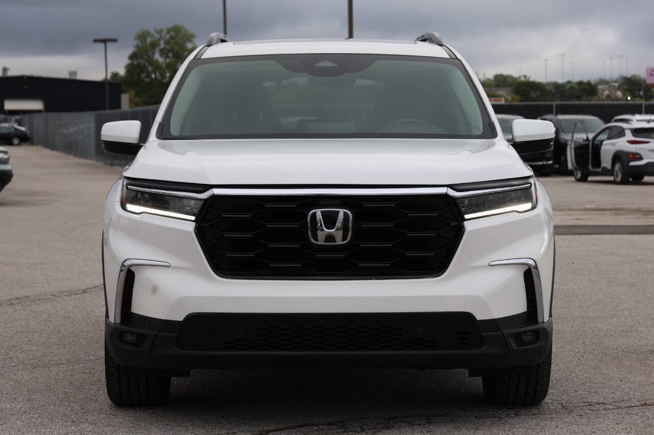 Used 2025 Honda Pilot Touring image 2