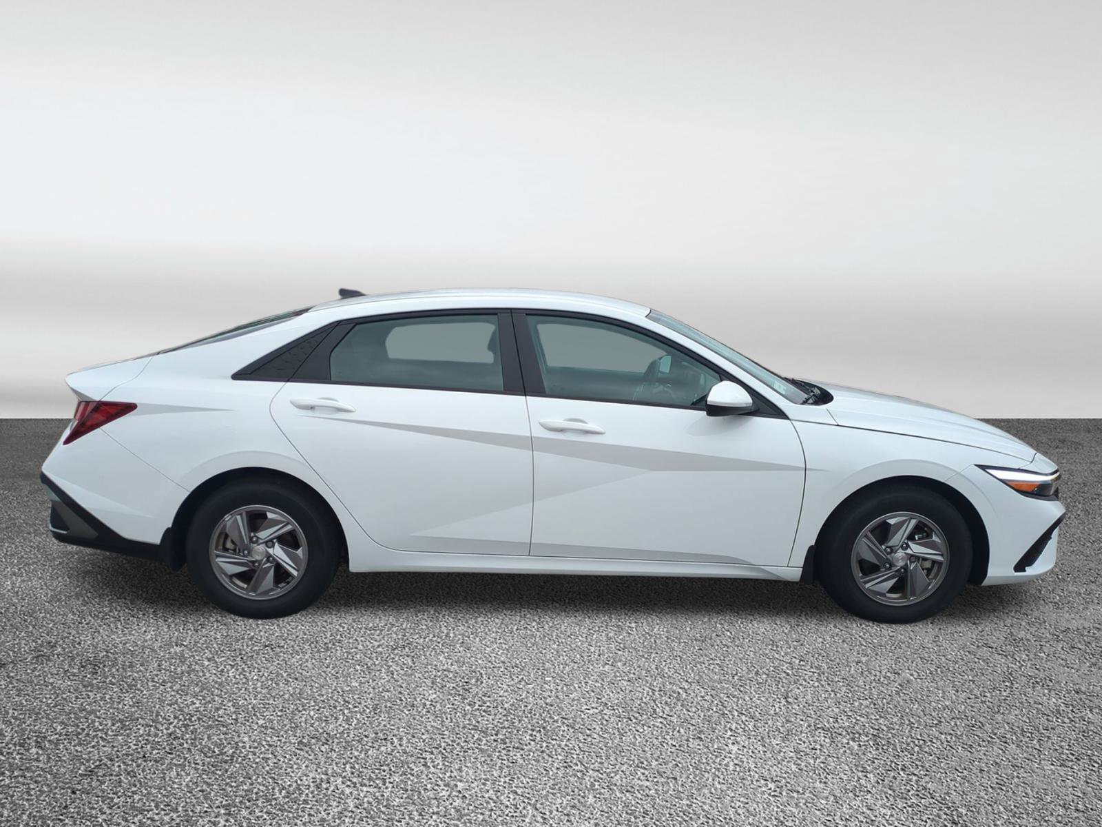 New 2025 Hyundai Elantra SE image 3