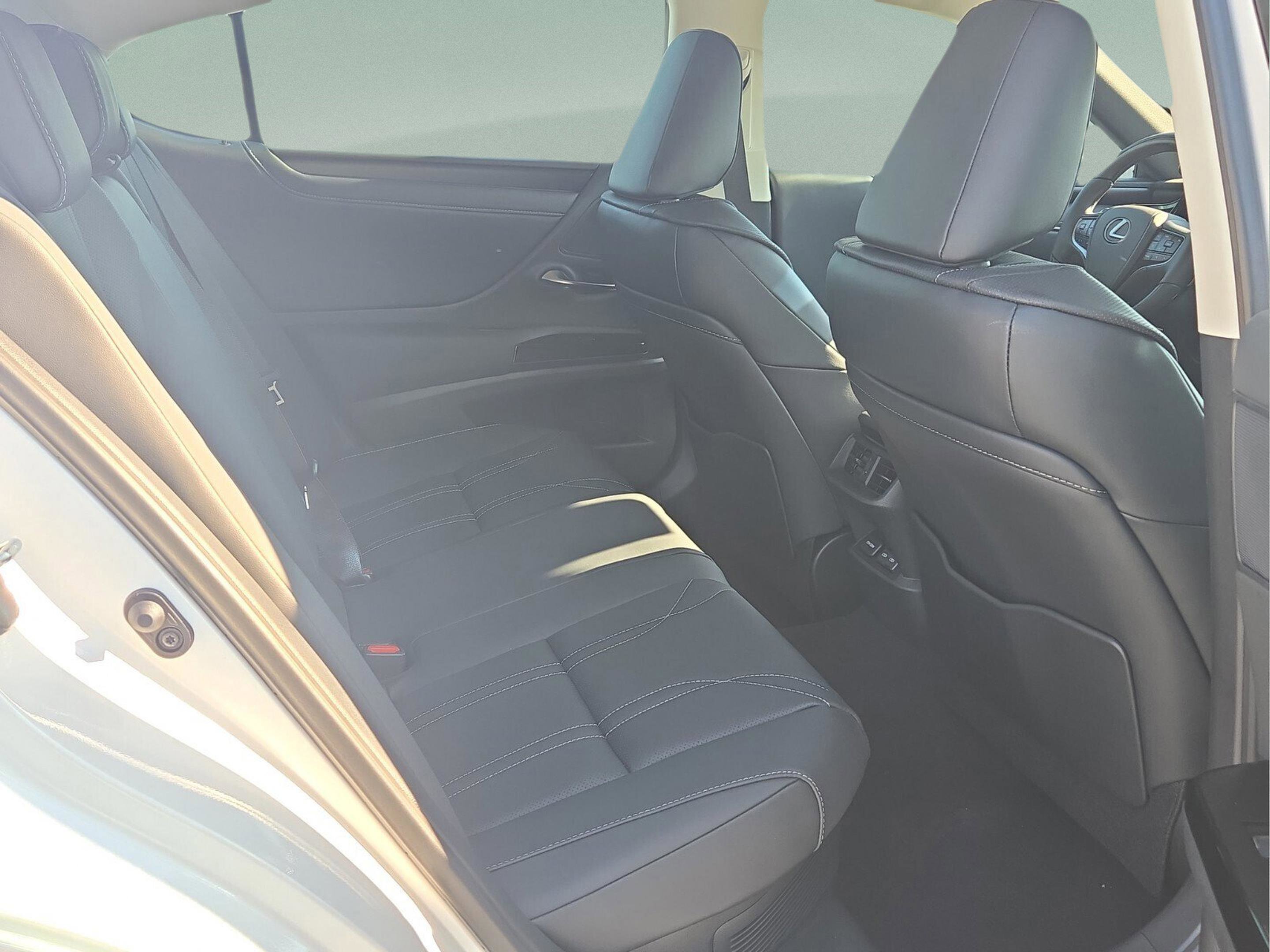 New 2025 Lexus ES 300h w/ Luxury Package image 10