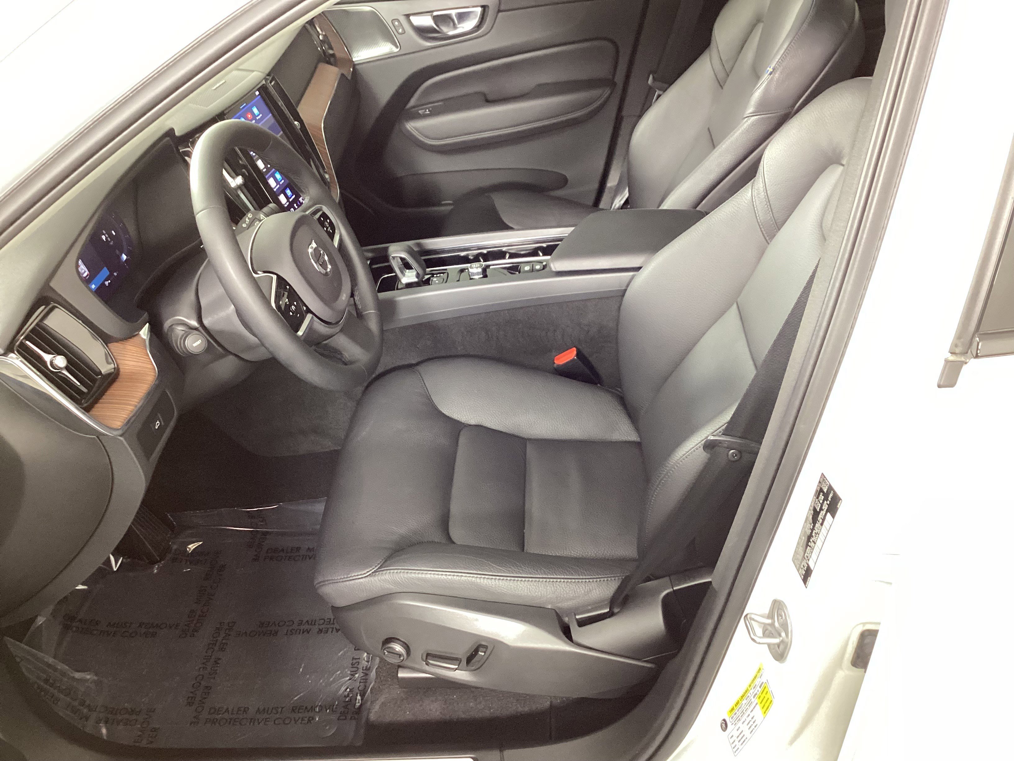 Used 2023 Volvo XC60 B5 Plus image 31