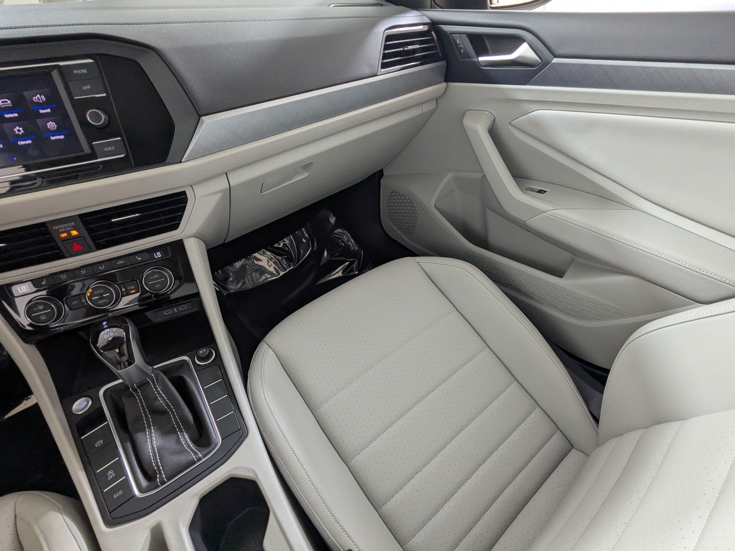 Used 2024 Volkswagen Jetta SE w/ Panoramic Sunroof Package FWD image 13