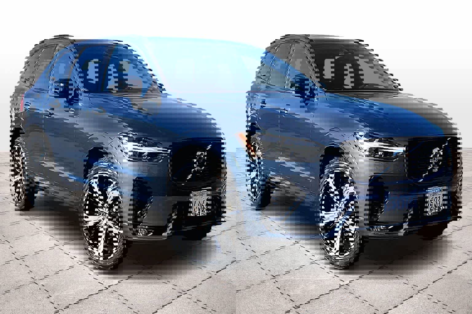 Used 2023 Volvo XC60 B5 Ultimate image 2