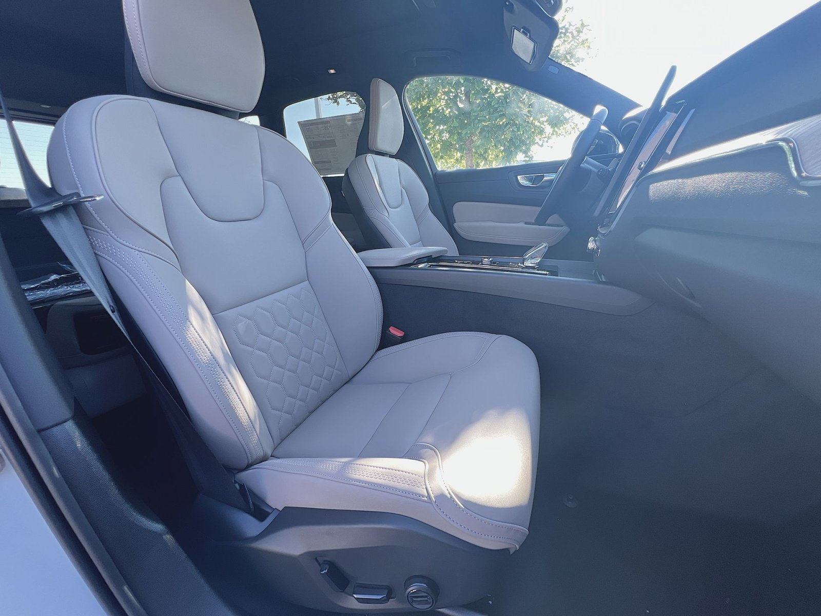 New 2026 Volvo XC60 B5 Plus w/ Protection Package Premier AWD/4WD image 27